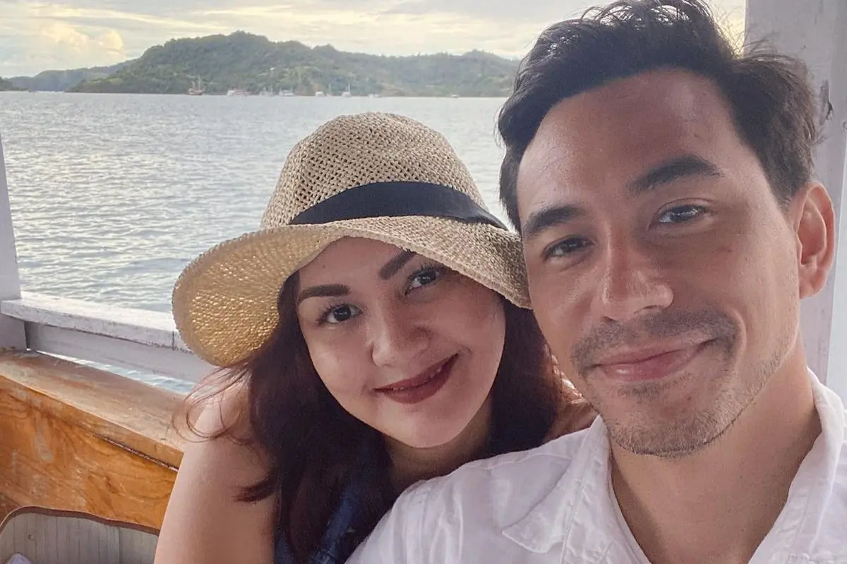 Liburan Darius Sinathrya dan Donna Agnesia di Labuan Bajo.