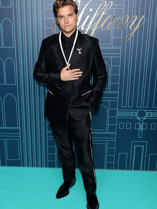 Sementara sang suami, Dylan Sprouse tampil gagah mengenakan  FENDI Men’s evening wear. [Foto: FENDI].