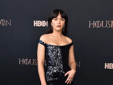 Olivia Cooke berpose menghadiri Penayangan Perdana Dunia Serial Drama Asli HBO "House of the Dragon" di Academy Museum of Motion Pictures di Los Angeles, California (27/7/2022). Aktris Inggris berusia 28 tahun ini yang memainkan peran kunci Alicent Hightower, tampil bergaya dalam gaun berkilau. (Frazer Harrison/Getty Images/AFP)