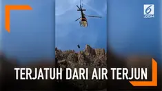 Seorang bocah jatuh dari air terjun Seven Falls, Arizona, Amerika Serikat. Proses evakuasi dilakukan dengan mengerahkan helikopter.