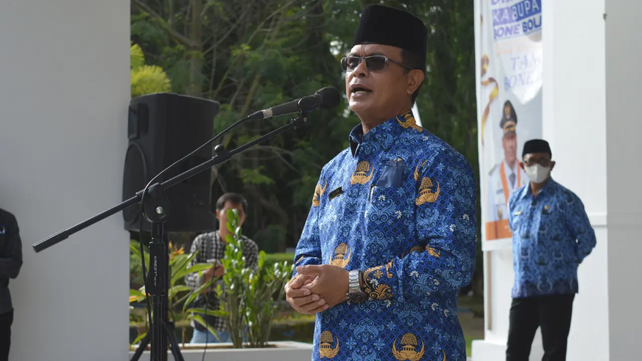 Sekretaris Daerah Bone Bolango Ishak Ntoma saat memperkenalkan motif korpri baru. Foto: AKP/Humas (Arfandi/Liputan6.com