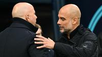 Pelatih Manchester City, Pep Guardiola, bersama pelatih Liverpool, Arne Slot. (Paul ELLIS / AFP)