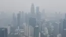 Cakrawala Kuala Lumpur, termasuk Menara Kembar Petronas terlihat diselimuti kabut asap (11/9/2019). Kualitas udara turun ke tingkat "tidak sehat" di  sekitar Kuala Lumpur, menurut indeks polusi udara pemerintah. (AFP Photo/Mohd Rasfan)