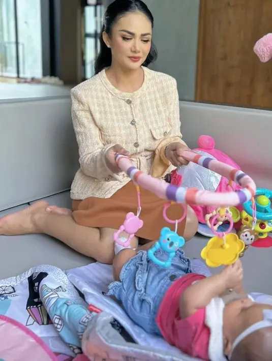 Krisdayanti tampil full makeup dengan mengaplikasikan blush on coral yang memerlihatkan tulang pipinya. Serta lipstik coklat dan riasan mata eyeshadow coklat dengan alis mata on fleek.[@krisdayantilemos]