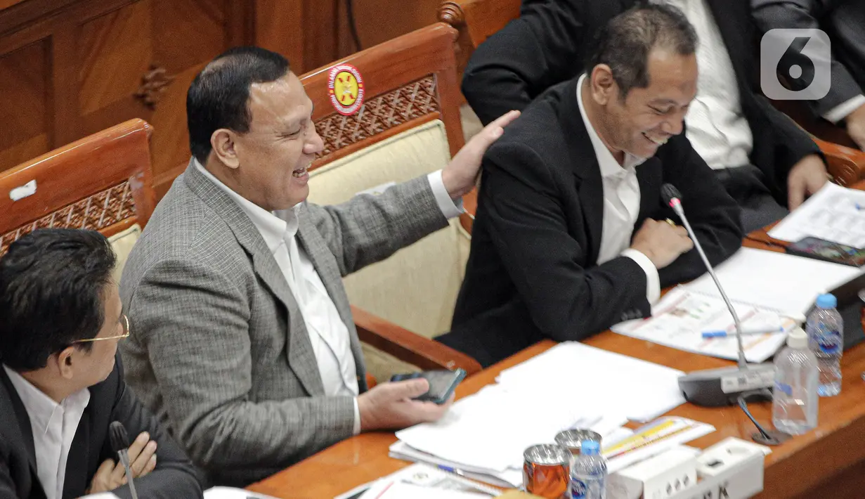 Ketua KPK Firli Bahuri (tengah) bersama Wakil Ketua KPK Nurul Ghufron mengikuti rapat kerja bersama Komisi III DPR di Kompleks Parlemen Senayan, Jakarta, Kamis (9/2/2023). Rapat tersebut membahas evaluasi kinerja dan capaian KPK Tahun 2022 serta rencana kerja tahun 2023. (Liputan6.com/Faizal Fanani)