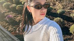 Dalam liburannya ke Jepang tersebut, pemeran Wati dalam film Dilan ini tidak hanya sendiri. Terdapat beberapa foto yang memperlihatkannya menikmati serunya di Jepang bersama Azizah Salsha. Jepang sendiri menjadi salah satu wisata yang memang kerap dikunjungi para selebriti. (Liputan6.com/IG/@yorikooangln_)