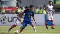 Striker PSIS, Hari Nur Yulianto, berusaha melewati gelandang martapura FC, Reza Saputra, pada laga perebutan tempat ketiga Liga 2 di Stadion GBLA, Bandung, Selasa (28/11/2017). PSIS menang 6-4 atas Martapura FC. (Bola.com/Vitalis Yogi Trisna)