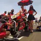 Pembalap Aruba.it, Alvaro Bautista menunggu di atas sepeda motor jelang start balapan superpole WSBK Mandalika 2022 di Sirkuit Mandalika, Lombok, Minggu (13/11/2022). (Marco Tampubolon/Liputan6.com)