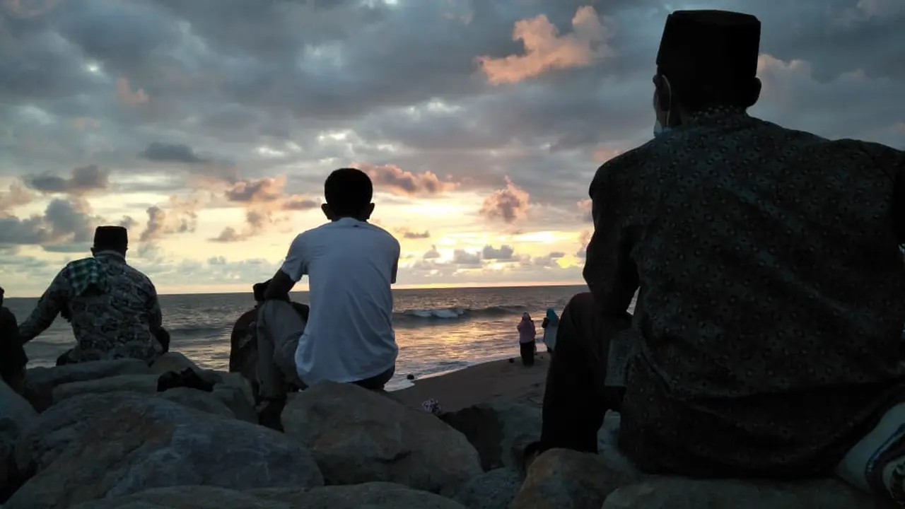 Sejumlah jemaah Tarekat Sattariyah melakukan pemantauan hilal di Pantai Ulakan Padang Pariaman.