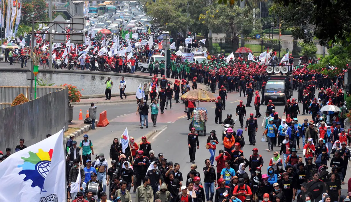 Para buruh yang mengenakan baju hitam-hitam dan ikat kepala merah itu tampak memadati jalan, Jakarta, (2/10/14). (Liputan6.com/Johan Tallo)  