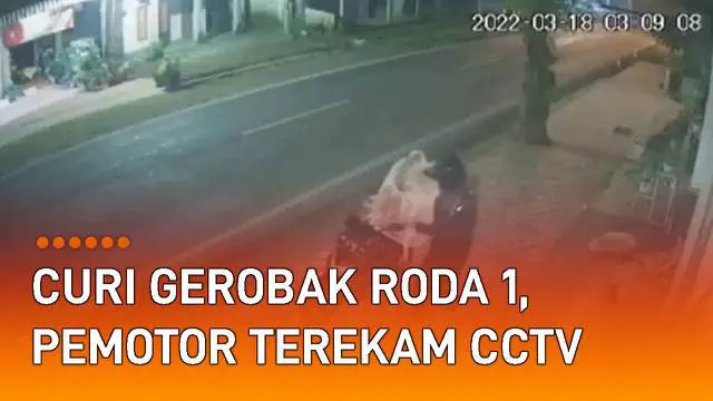 Aksi seorang pemotor curi gerobak roda 1 di pinggir jalan mengundang perhatian