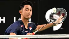 Tunggal putra Indonesia, Alwi Farhan saat mengembalikan pukulan ke Lee Chia Hao (Taiwan) dalam pertandingan perempat final turnamen bulu tangkis Australia Open 2026 di Sydney pada Jumat 12 Juni 2026. (Saeed KHAN/AFP)