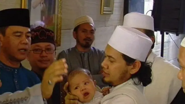 Saat Akikah Anak, UGB-Puput Melati Pamer Kemesraan
