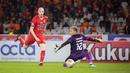<p>Pemain Persija Jakarta, Michael Krmencik (kiri) berusaha mencetak gol ke gawang PSS Sleman pada laga terakhir BRI Liga 1 2022/2023 di Stadion Utama Gelora Bung Karno (SUGBK), Senayan, Jakarta, Sabtu (15/04/2023). (Bola.com/Bagaskara Lazuardi)</p>