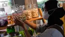 Pekerja merapikan barang dagangan di Toko Naked Inc, Kemang, Jakarta, Sabtu (11/9/2021). Naked Inc merupakan salah satu toko kebutuhan sehari-hari yang menerapkan konsep bebas sampah atau "zero waste", dimana pembeli harus membawa kantong belanja atau wadah sendiri. (Liputan6.com/Herman Zakharia)