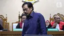 Terdakwa penerimaan gratifikasi dari berbagai pihak selama menjabat sebagai Gubernur Kepulauan Riau pada kurun waktu 2016-2019, Nurdin Basirun usai menyimak keterangan saksi-saksi saat menjalani sidang lanjutan Pengadilan Tipikor Jakarta, Kamis (19/12/2019). (Liputan6.com/Helmi Fithriansyah)