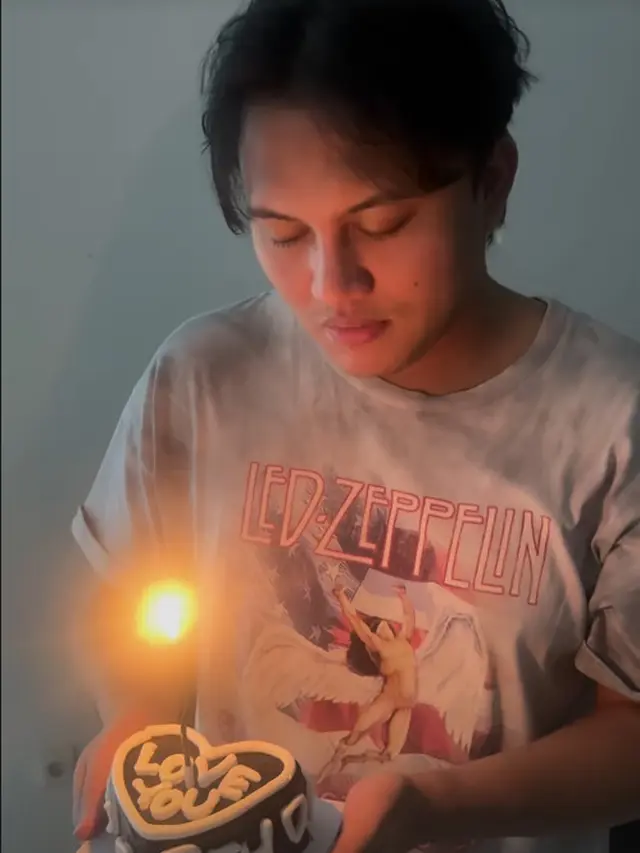 6 Potret Kejutan UItah Sederhana Rizky Febian dari Mahalini, Bahagia Berlipat di Usia 27