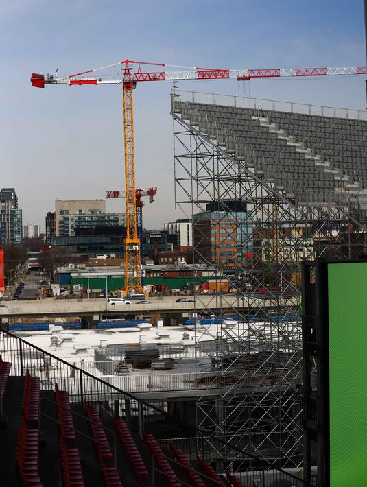 Saat ini, BMO Field sedang dalam tahap akhir persiapan menjadi salah satu tuan rumah Piala Dunia FIFA 2026. Tampak dalam foto, tempat duduk tribun sementara dipasang di BMO Field, Toronto, Kanada, pada Selasa 24 Maret 2026. (Cole BURSTON/AFP)