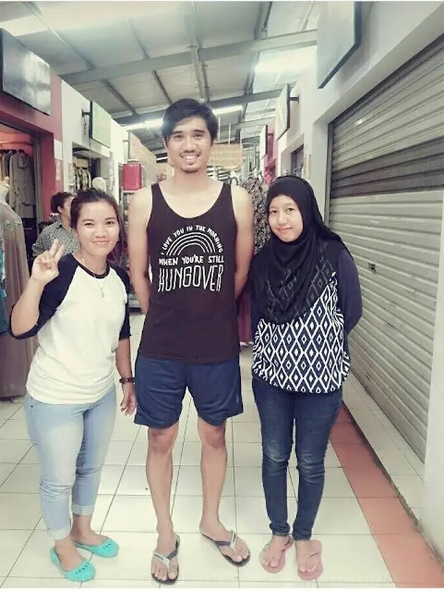 7 Potret Kesederhanaan Duta Sheila On 7 Saat Diajak Foto Fans, Terus Membumi