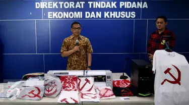 Dirtipideksus Bareskrim Mabes Polri Brigjen Pol Agung Setya saat memberikan keterangan di Bareskrim Polri, Jakarta, Jumat (30/12). Bareskrim merilis penangkapan tersangka, HS, penjual kaus berlogo palu arit secara online. (Liputan6.com/Johan Tallo)