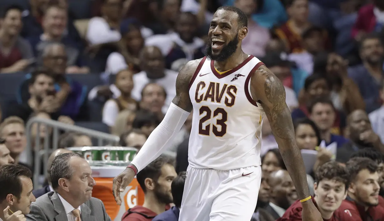 Pebasket Cleveland Cavaliers, LeBron James, tertawa saat pertandingan melawan Charlotte Hornets pada laga NBA di Spectrum Center, Rabu (28/3/2018). Cleveland Cavaliers menang 118-105 atas Charlotte Hornets. (AP/Chuck Burton)