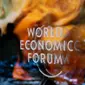 Tanda WEF terlihat di pusat kongres selama pertemuan tahunan Forum Ekonomi Dunia (WEF) di Davos, Swiss pada 18 Januari 2023. (Fabrice COFFRINI/AFP)