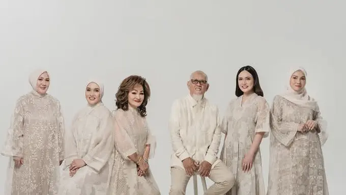 Potret Shandy Aulia Foto Keluarga Penuh Toleransi Kompak dengan Ketiga Kakak Muslim