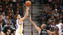 Pemain Golden State Warriors, Stephen Curry (30), melakukan tembakan saat dihadang pemain San Antonio Spurs, Tony Parker (9), pada lanjutan NBA di AT&T Center, San Antonio, (11/4/2016) WIB. (Reuters/Soobum Im-USA Today Sports)