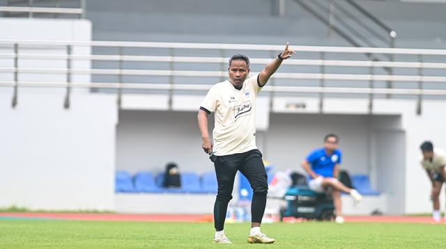 PSIS Semarang akhirnya memperkenalkan pelatih kepala terbarunya untuk mengarungi putaran ketiga Pegadaian Championship 2025/2026. Sosok juru taktik yang kini resmi menukangi Mahesa Jenar ialah Andri Ramawi Putra. (Dok. PSIS)
