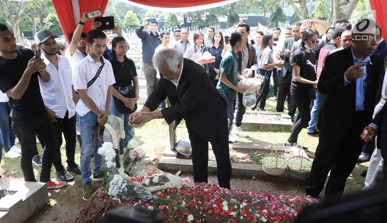 Presiden pertama Timor Leste Xanana Gusmao menaburkan bunga saat berziarah ke makam Presiden ke-3 RI BJ Habibie di TMP Kalibata, Jakarta, Minggu (15/9/2019). Xanana dan perwakilan rakyat Timor Leste memanjatkan doa untuk Habibie. (merdeka.com/Iqbal Nugroho)