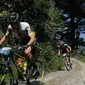 Adria Noguera Soldevila dari Spanyol (kiri) bersaing dalam lomba sepeda gunung Himalaya MTB di dekat Mandi, Himachal Pradesh, India utara (4/10). Lomba ini dimulai di Shimla 29 September dan selesai 7 Oktober di Dharamshala. (AFP Photo/Sajjad Hussain)