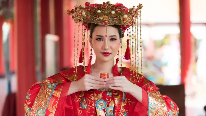 pengantin perempuan china mengenakan cheongsam