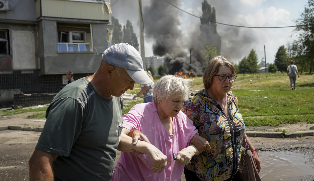 Pervomaiskyi adalah rumah bagi sekitar 28.000 orang dan relatif jauh dari garis depan. (AP Photo/Oleksandr Magula)