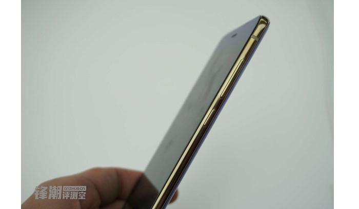 Tombol volume dan power di sisi Xiaomi Mi 6 (Sumber: Gizmochina)