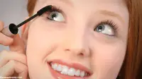 Agar Tetap Cantik di Musim Hujan, Pakai `MakeUp` Seperti Apa?