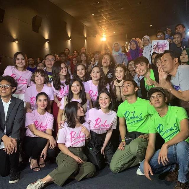 Kang Sora dan para pemain film Bebas (Instagram/ reveramess_)