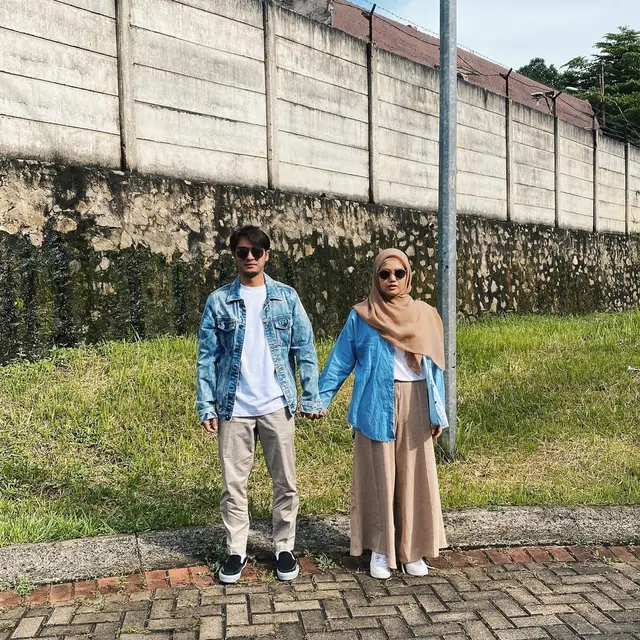 6 Potret Ricky Harun dan Herfiza Berfoto dengan Pose Tegak, Bak Pasangan ABG