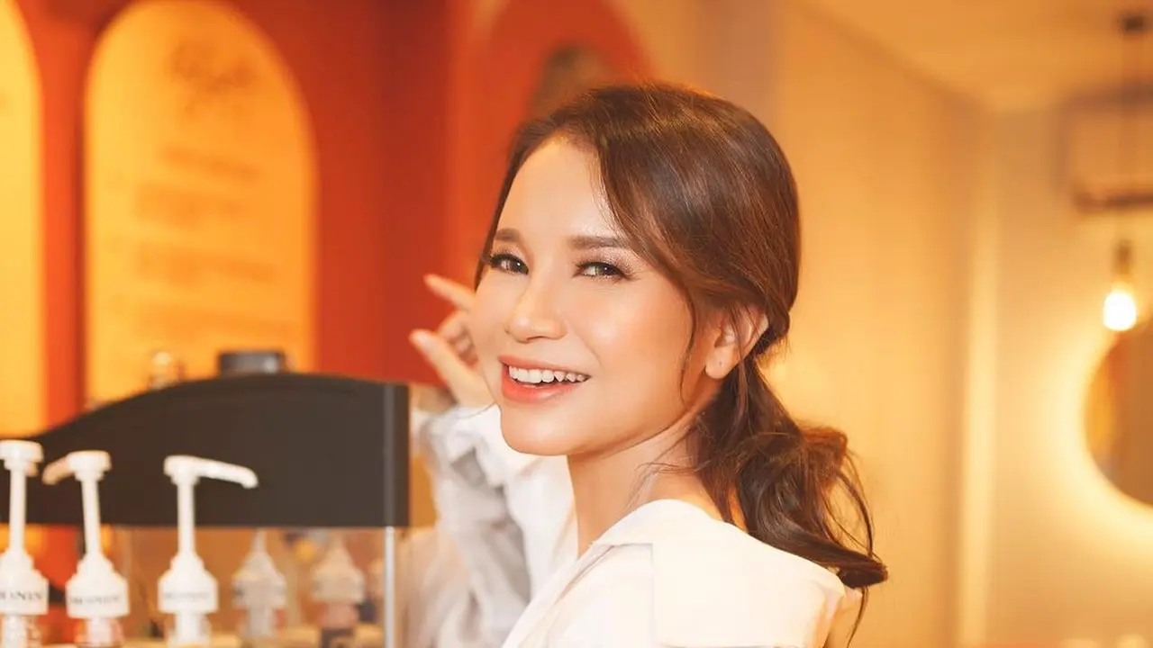 Bikin Pangling, Ini 7 Potret Rossa dengan Makeup Korean Look