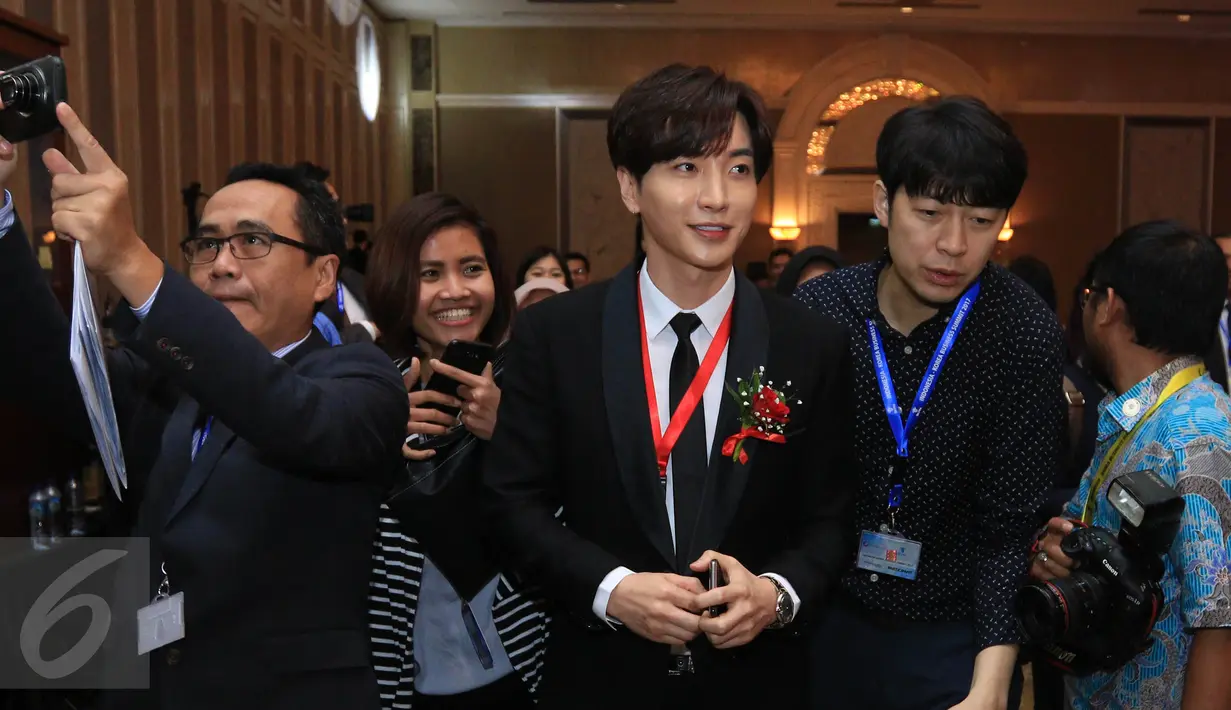 Leeteuk seusai menjadi pembicara saat acara Indonesia-Korea Business Summit 2017 di Hotel Shangri-La, Jakarta, Selasa (14/3). Pada kesempatan itu, Leeteuk mengumumkan rencana konser Suju dengan menggunakan bahasa Indonesia. (Liputan6.com/Herman Zakharia)