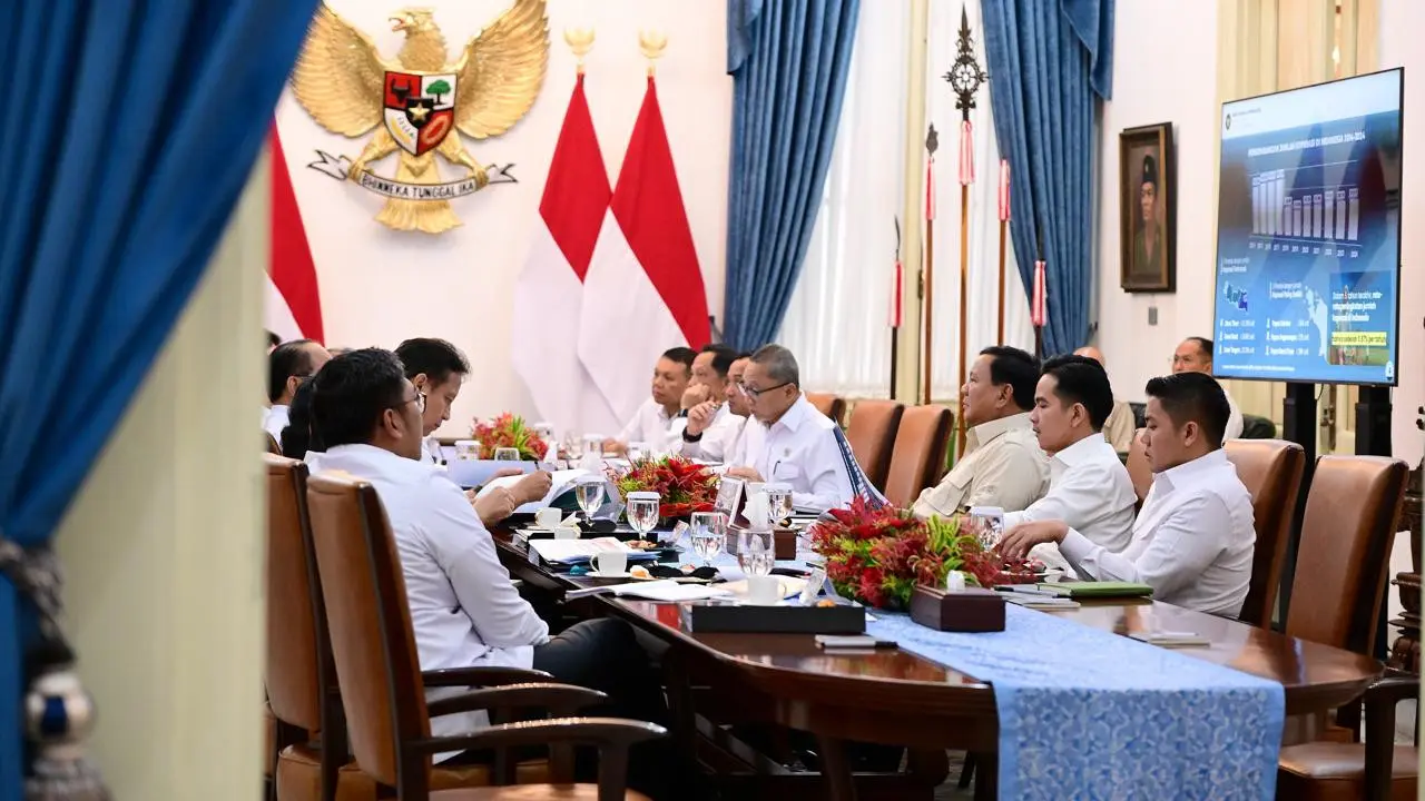 Presiden Prabowo Subianto memimpin rapat terbatas bersama sejumlah jajaran Menteri Kabinet Merah Putih di Istana Merdeka, Jakarta, Kamis, (8/5) (Muchlis Jr - Biro Pers Sekretariat Presiden)