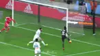 Pemain depan Lyon, Bertrand Traore melewatkan peluang emas timnya ketika bertanding melawan tuan rumah Marseille, Minggu (18/3) lalu. Kiper Marseille Steve Mandanda menepis tembakan keras Gnaly Cornet, namun bola kena tiang dan berbalik ke arah berla...
