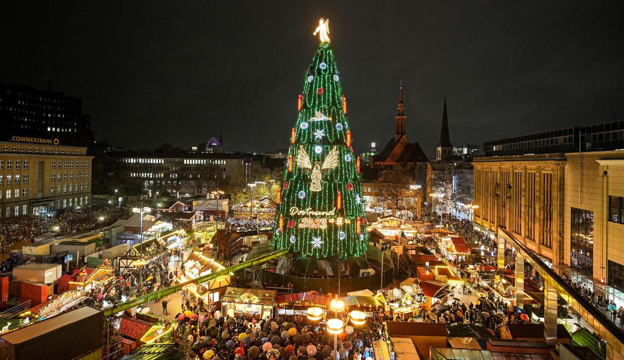 Pohon Natal ini terbuat dari lebih dari 1.000 pohon cemara merah. (AP Photo/Martin Meissner)