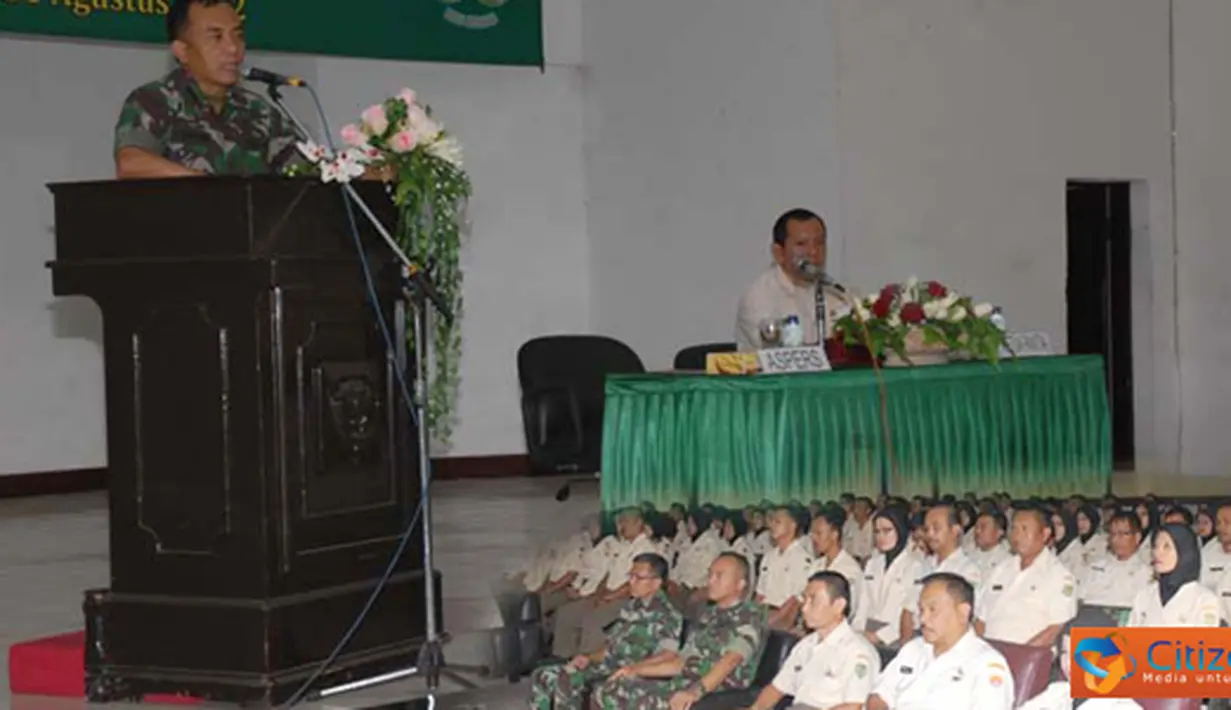 Citizen6, Bandung: Aspers Kasdam III/Siliwangi Kolonel Arh. Toto Nugroho menutup Bimbingan Belajar (Bimbel) Ujian Dinas Tk.I TNI AD 2012 pada, Jumat (31/8) di Aula Manunggal Denmadam III/Slw, Jalan Kalimantan No. 14 Bandung. (Pengirim: Pendam3)