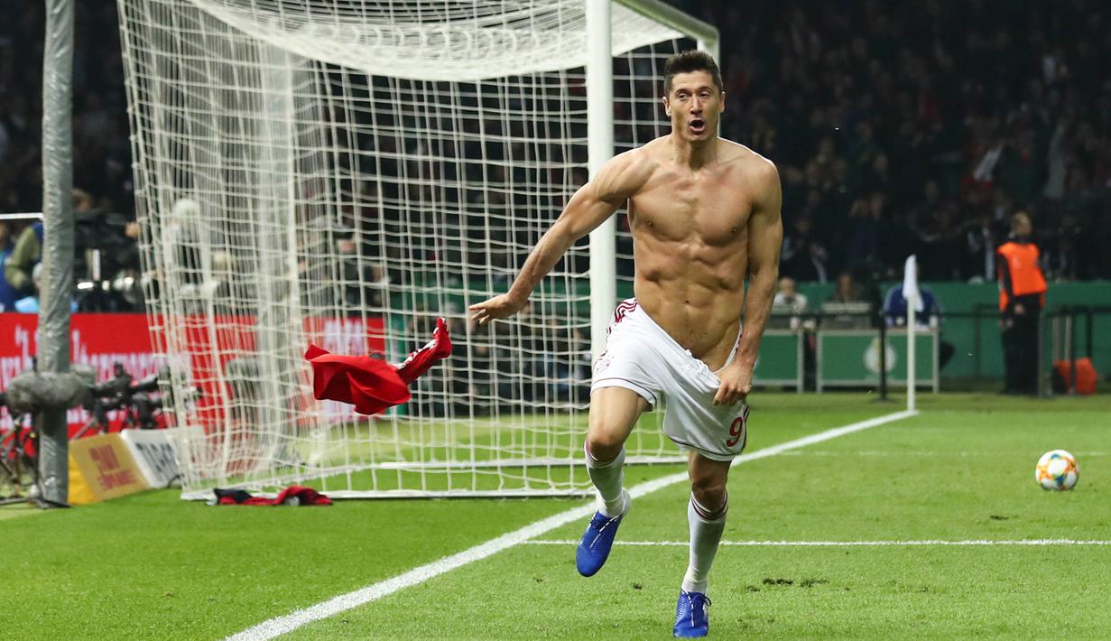 Striker Bayern Munchen, Robert Lewandowski, merayakan gol yang dicetaknya ke gawang RB Leipzig pada laga DFB Pokal di Stadion Olympic, Berlin, Sabtu (25/5). Munchen menang 3-0 atas Leipzig. (AFP/Christian Charius)