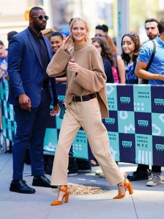 Eksperimen Gaya dengan Outfit Warna Oranye, Coba deh!