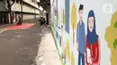 Mural terlihat pada dinding di akses khusus pejalan kaki di Jalan Darul Maarif, Jakarta Selatan, Rabu (11/3/2020). PT MRT Jakarta berkolaborasi dengan ITDP menata jalan-jalan sekitar stasiun untuk meningkatkan aksesibilitas warga sekitar. (Liputan6.com/Immanuel Antonius)