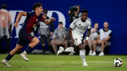 Barcelona sukses mengalahkan musuh abadi, Real Madrid dengan skor 2-1 dalam laga uji coba pramusim bertajuk Soccer Champions Tour. (Ira L. Black/Getty Images North America/Getty Images via AFP)