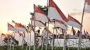Wisatawan berfoto-foto di antara ribuan bendera Merah Putih di perkebunan teh Kemuning, Karanganyar, Jawa Tengah, Sabtu (25/8). 1.970 bendera Merah Putih dikibarkan masyarakat setempat menyemarakkan HUT ke-73 RI. (Merdeka.com/Iqbal S. Nugroho)