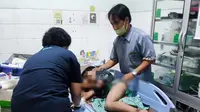 Bocah yang pahanya tertusuk besi mendapat pertolongan dari rumah sakit. (Istimewa)