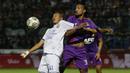 Pemain Persik Kediri, Rohit Chand (kanan) berebut bola dengan pemain Arema FC, Dendi Santoso dalam lanjutan pertandingan babak penyisihan Grup D Piala Presiden 2022 antara Persik Kediri menghadapi Arema FC di Stadion Kanjuruhan, Malang, Jawa Timur, Rabu (15/6/2022). (Bola.com/Arief Bagus)